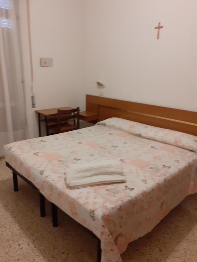 Hotel Rossini Римини Экстерьер фото